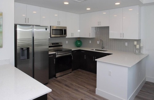 Central Sarasota Condo | New Luxury Condo near Downtown Sarasota Sleeps 4. Pet Friendly with Gym & Pool!