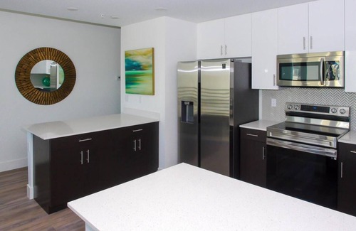 Central Sarasota Condo | New Luxury Condo near Downtown Sarasota Sleeps 4. Pet Friendly with Gym & Pool!