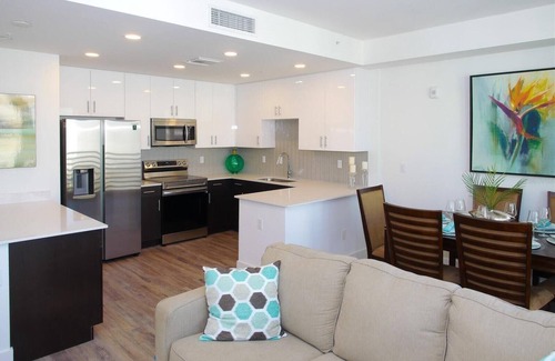 Central Sarasota Condo | New Luxury Condo near Downtown Sarasota Sleeps 4. Pet Friendly with Gym & Pool!