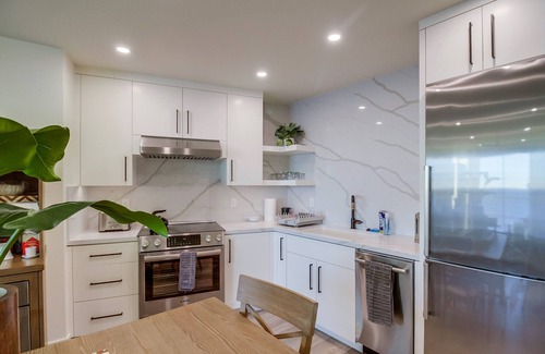 Ocean Beach Condo | New Luxury Condo on Ocean Cliff, 2 Bedroom Suites, Full Kitchen, Living Room