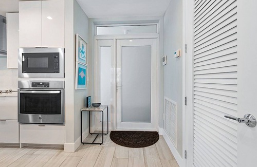 Parrot Cove Condo | New Luxury Condo with King Bed minutes from the beach