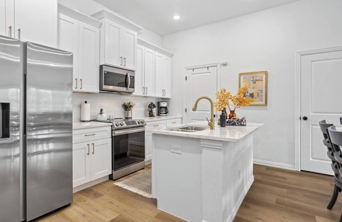 Arlington House | New Luxury Escape Next to AT&T | Walk to Cowboys