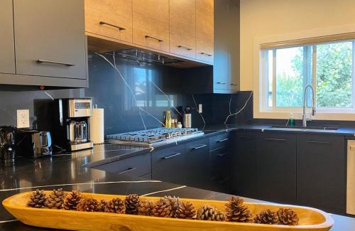 Jasper Place House | NEW Luxury Family Friendly Entire House Near Downtown WEM, 3 Bedrooms