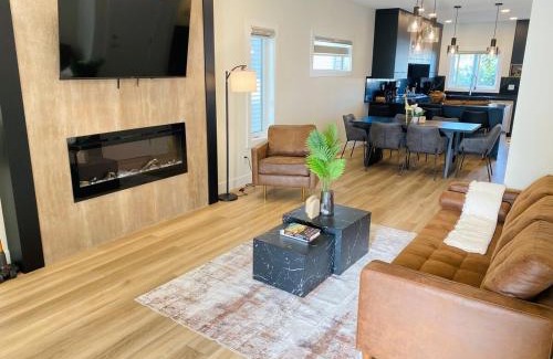 Jasper Place House | NEW Luxury Family Friendly Entire House Near Downtown WEM, 3 Bedrooms