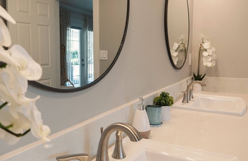 Greenacres Villa | New! Luxury Getaway Villa, 4BD/3Bath w/ Pool!
