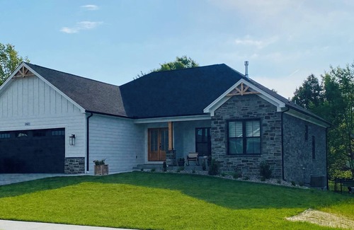 Jeffersonville - Clarksville House | New Luxury home 5 min to Louisville convenient to Churchill Downs with hot tub