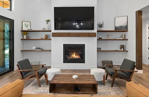 Ronald House | New Luxury Home with Hot Tub, Firepit and Forest View