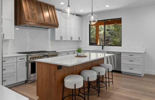 Ronald House | New Luxury Home with Hot Tub, Firepit and Forest View