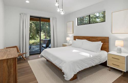 Ronald House | New Luxury Home with Hot Tub, Firepit and Forest View