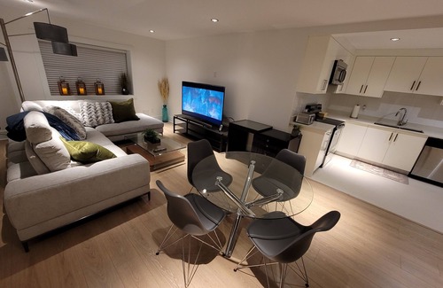 District of North Vancouver House | New Luxury Modern spacious 1BR suite/Hot Tub