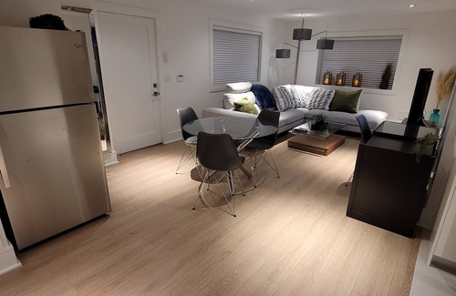 District of North Vancouver House | New Luxury Modern spacious 1BR suite/Hot Tub