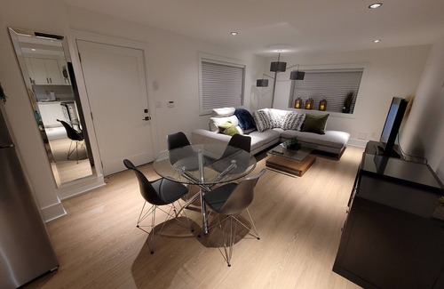 District of North Vancouver House | New Luxury Modern spacious 1BR suite/Hot Tub