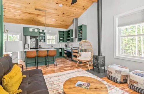 Lake Lure House | New Luxury Modern 2BR cabin near Chimney Rock!