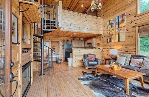 Bryson City Cabin | NEW! LUXURY MOUNTAIN CABIN, VIEWS, HOT TUB, FIRE PIT