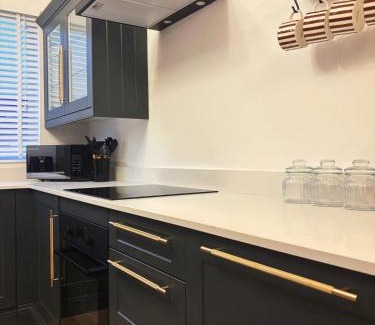 Neath House | NEW Luxury Neath Center Stay