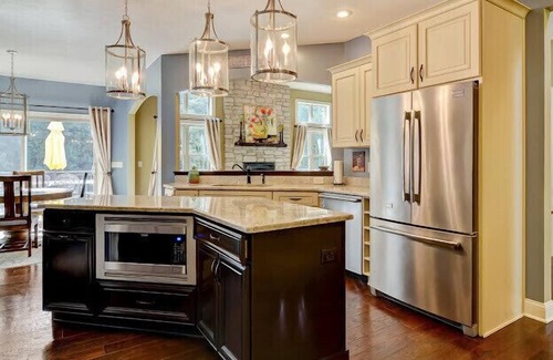 South Bend House | NEW! Luxury throughout. Sleeps 12. Just 5 miles to ND. Theater. Bar. Hot Tub.