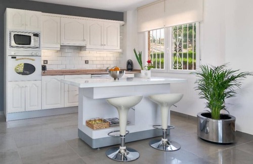 Barrio de la Vega Villa | NEW LUXURY VILLA C&C. PRIVATE POOL, GARDEN AND BARBECUE.