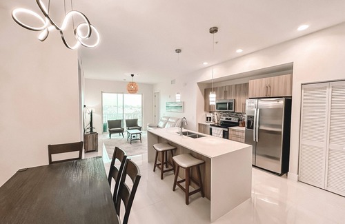 Iona Condo | NEW Majestic Palms Condo 2/2 Penthouse, 4 miles to FMBeach, Heated Pool, Hot tub
