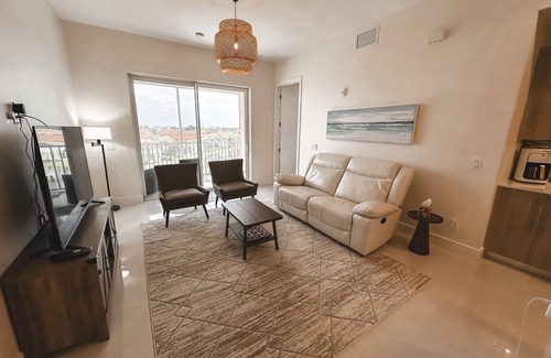 Iona Condo | NEW Majestic Palms Condo 2/2 Penthouse, 4 miles to FMBeach, Heated Pool, Hot tub