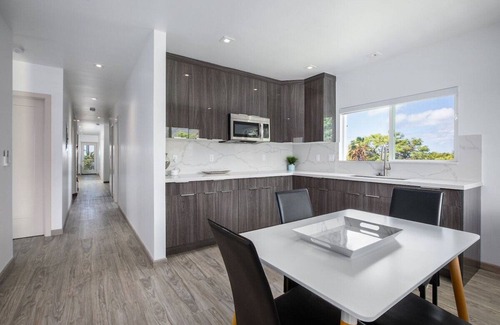 Portlock House | NEW! Makai Manor - AC, Hot Tub, Views!