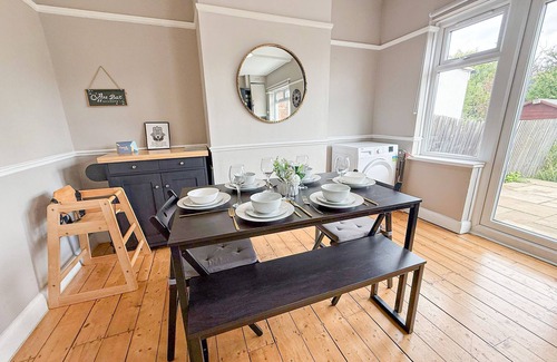 Hoxton Apartment | New Malden 3-Bed House w/FREE Parking & Garden