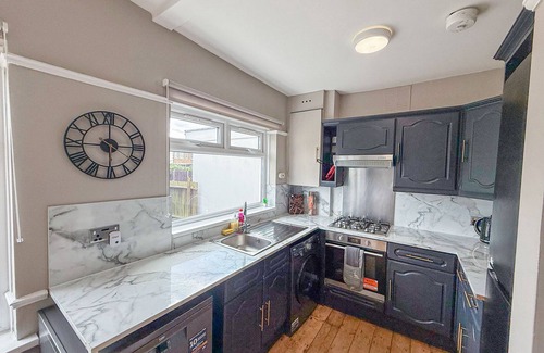 Hoxton Apartment | New Malden 3-Bed House w/FREE Parking & Garden