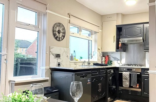 Beverley Apartment | New Malden Cosy 3-bedroom House w/FREE Parking & Private Garden near Koreatown