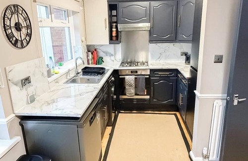 Beverley Apartment | New Malden Cosy 3-bedroom House w/FREE Parking & Private Garden near Koreatown