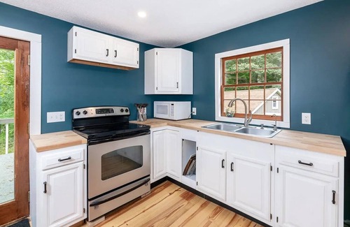 Meredith Cottage | NEW! Meredith Town & Trail Cottage - walkable to water/downtown, dogs ok!