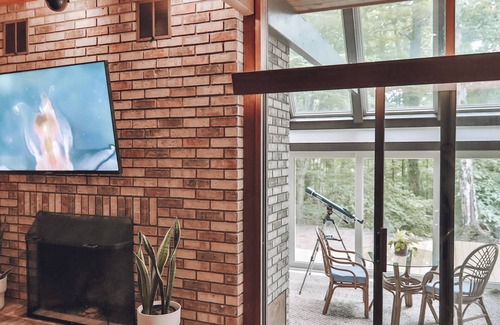 Lynn House | NEW Mid-Century Forest Retreat - 12mins to TIEC