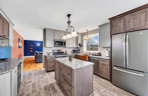 Sullivan House | New! Millstream Manor-pondside & sleeps up to 14!