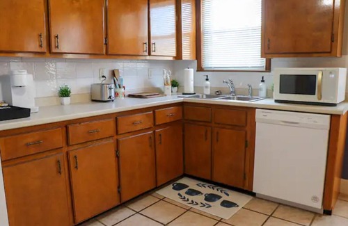 Rimmon Heights Apartment | NEW - Mins to Manchester/Concord - Private Porch - Walk to Downtown - Garage -