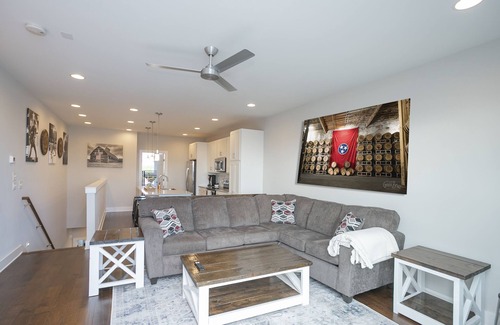 Katie Hill Neighborhood House | New! Minutes to Broadway w/Skyline Views!