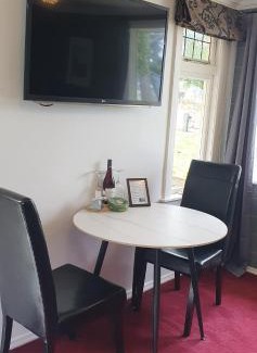 Maungaraki House | NEW Miromiro Serenity, entire guest house, central