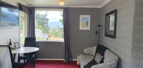 Maungaraki House | NEW Miromiro Serenity, entire guest house, central