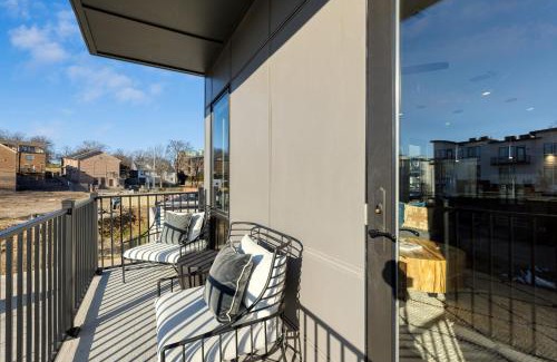 West End House | New Modern 2BDR in Walkable Midtown w Gym Pool Honkey-Tonk by AvantStay