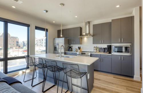 West End House | New Modern 2BDR in Walkable Midtown w Gym Pool Honkey-Tonk by AvantStay