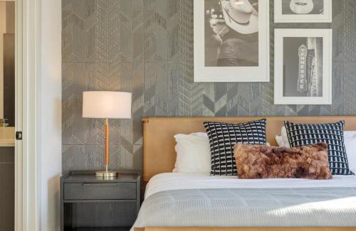 West End House | New Modern 2BDR in Walkable Midtown w Gym Pool Honkey-Tonk by AvantStay