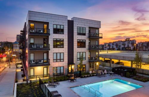 West End House | New Modern 2BDR in Walkable Midtown w Gym Pool Honkey-Tonk by AvantStay