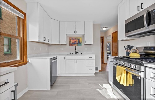 West Allis House | New Modern 3 BR close to All Milwaukee Has To Offer!