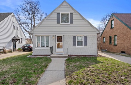 West Allis House | New Modern 3 BR close to All Milwaukee Has To Offer!