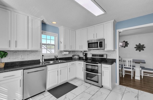 Cartersville House | NEW! Modern 6BR Haven w/Playroom, Gym & Deck!