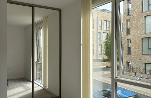 High Barnet Apartment | New Modern Apartment, Private Sceure Parking with EV Charger and Balcony