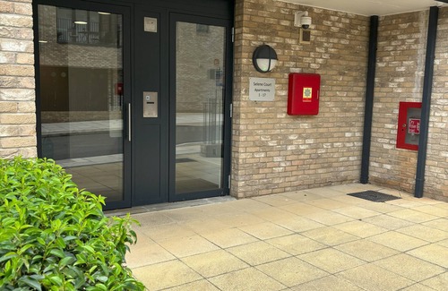 High Barnet Apartment | New Modern Apartment, Private Sceure Parking with EV Charger and Balcony