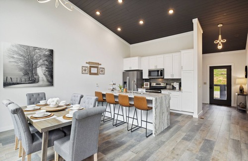 Chalet Village North Cabin | New Modern Cabin: Fire Pit, Hot Tub, WiFi, High-End Decor and Amazing Game Room