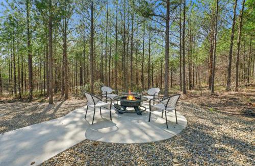 Pickens House | NEW Modern Cabin - Hot Tub & Fire Pit - Sleeps 6