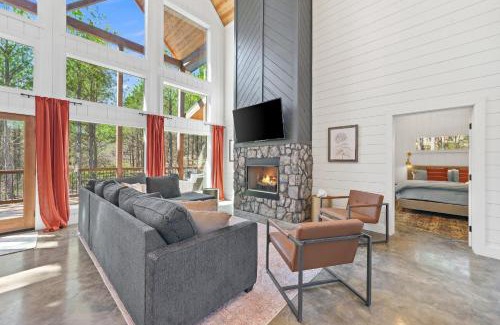 Pickens House | NEW Modern Cabin - Hot Tub & Fire Pit - Sleeps 6