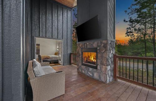 Pickens House | NEW Modern Cabin - Hot Tub & Fire Pit - Sleeps 6