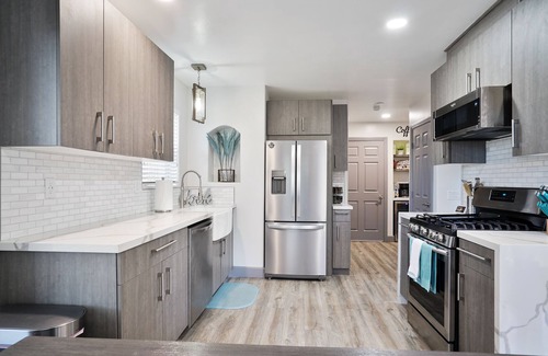 Patton Cabin | NEW! Modern Cabin by the Lake - Jacuzzi, FireTable, Games, Surround Sound, MORE!