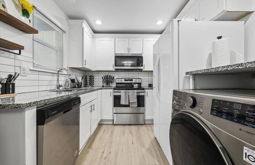 Atlanta House | NEW! Modern Comforts w/4Beds, 3BR Sleeps 8